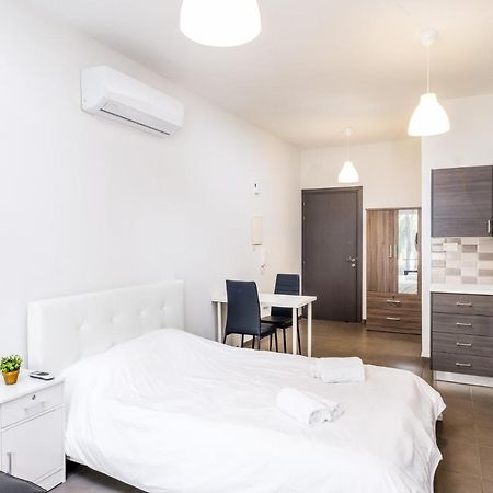 Spacious Studio Downtown Larnaca Buitenkant foto