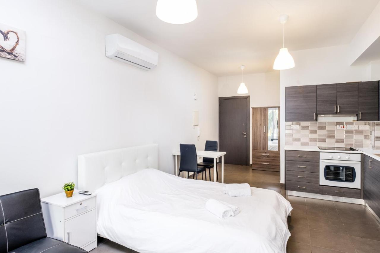 Spacious Studio Downtown Larnaca Buitenkant foto